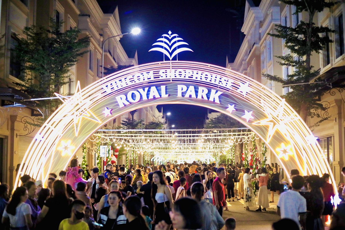 Chương trình “Sức sống trung tâm” thắp sáng Vincom Shophouse Royal Park Quảng Trị