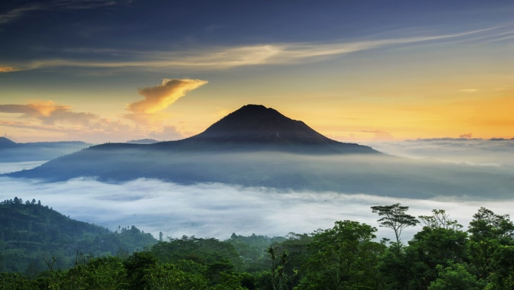 Những ngọn núi lửa đang hoạt động thu hút khách du lịch ở Indonesia