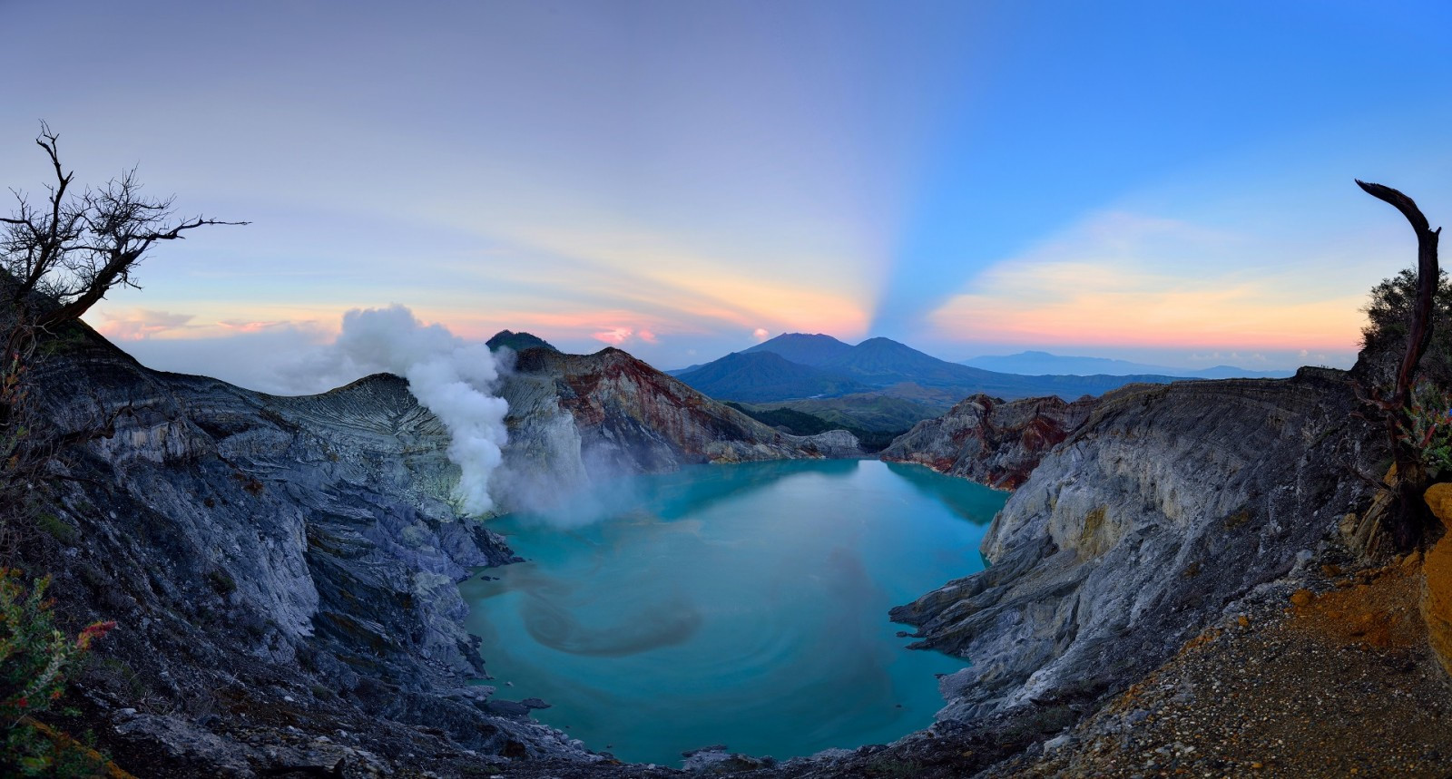 Những ngọn núi lửa đang hoạt động thu hút khách du lịch ở Indonesia