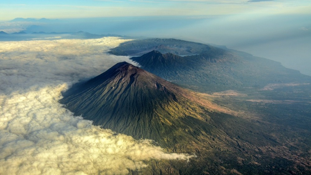 Những ngọn núi lửa đang hoạt động thu hút khách du lịch ở Indonesia