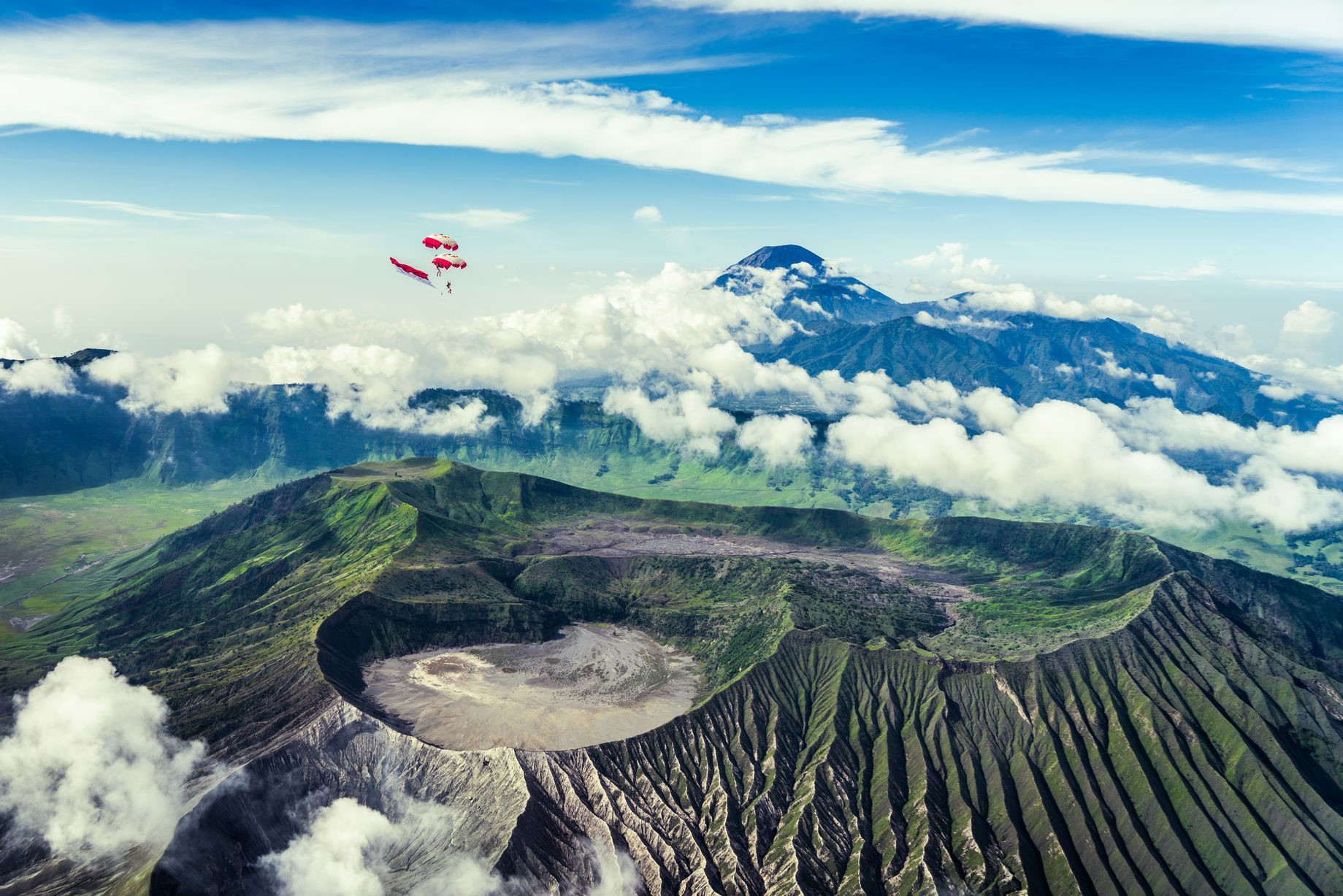 Những ngọn núi lửa đang hoạt động thu hút khách du lịch ở Indonesia