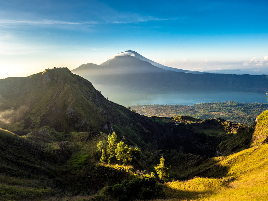 Những ngọn núi lửa đang hoạt động thu hút khách du lịch ở Indonesia