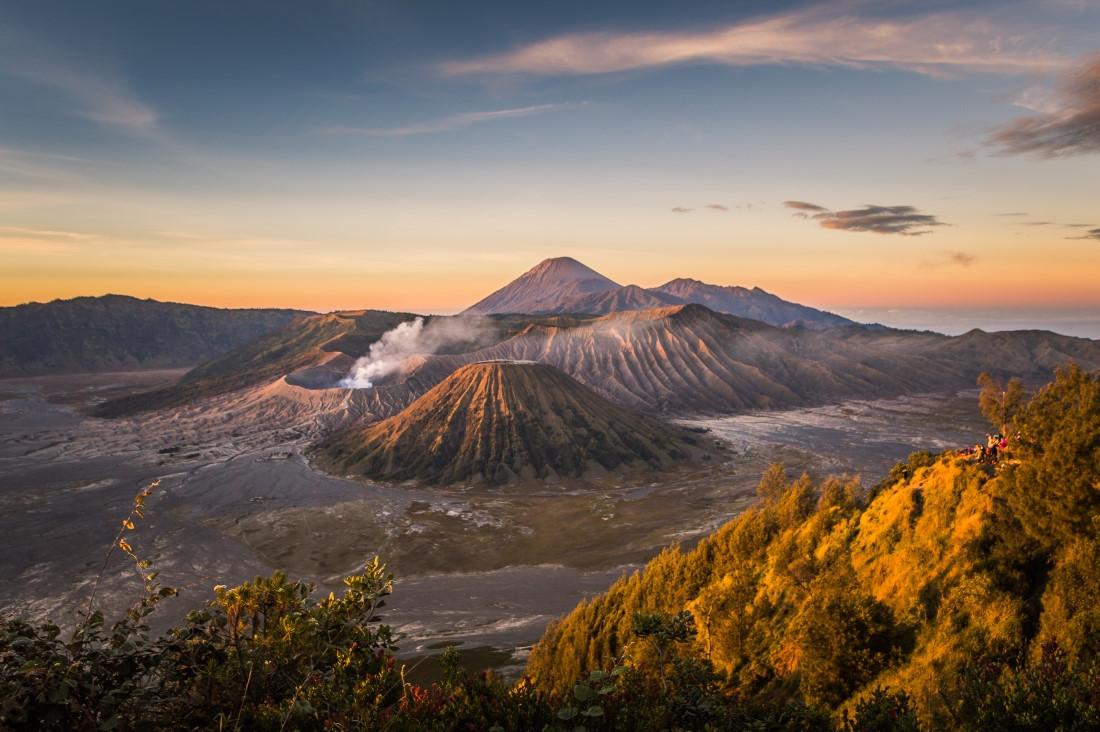 Những ngọn núi lửa đang hoạt động thu hút khách du lịch ở Indonesia