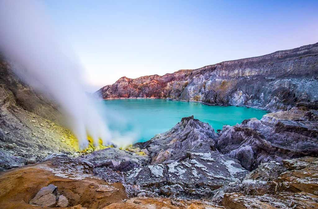 Những ngọn núi lửa đang hoạt động thu hút khách du lịch ở Indonesia