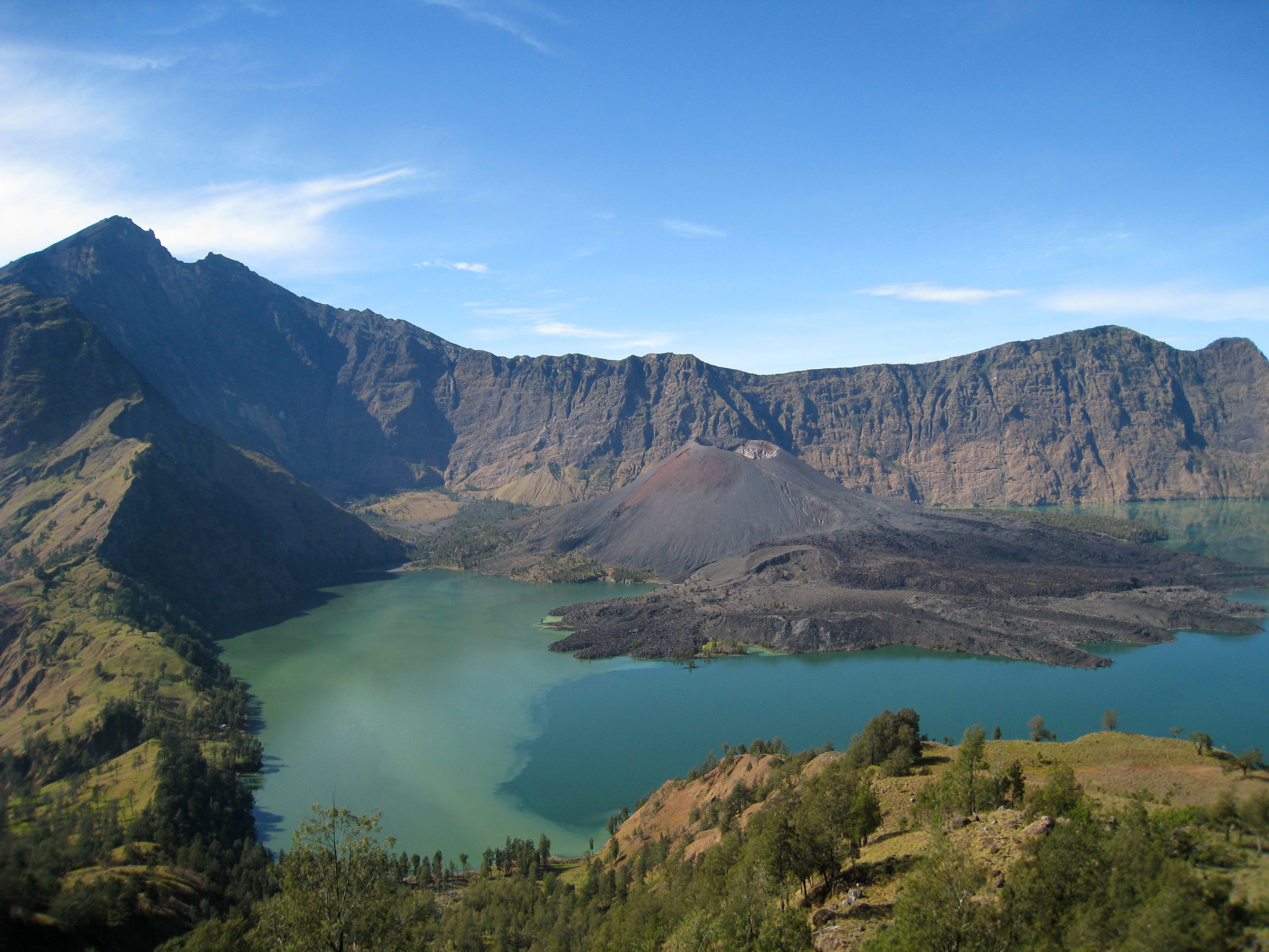 Những ngọn núi lửa đang hoạt động thu hút khách du lịch ở Indonesia