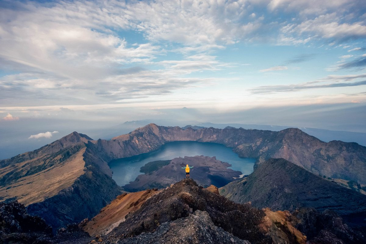 Những ngọn núi lửa đang hoạt động thu hút khách du lịch ở Indonesia
