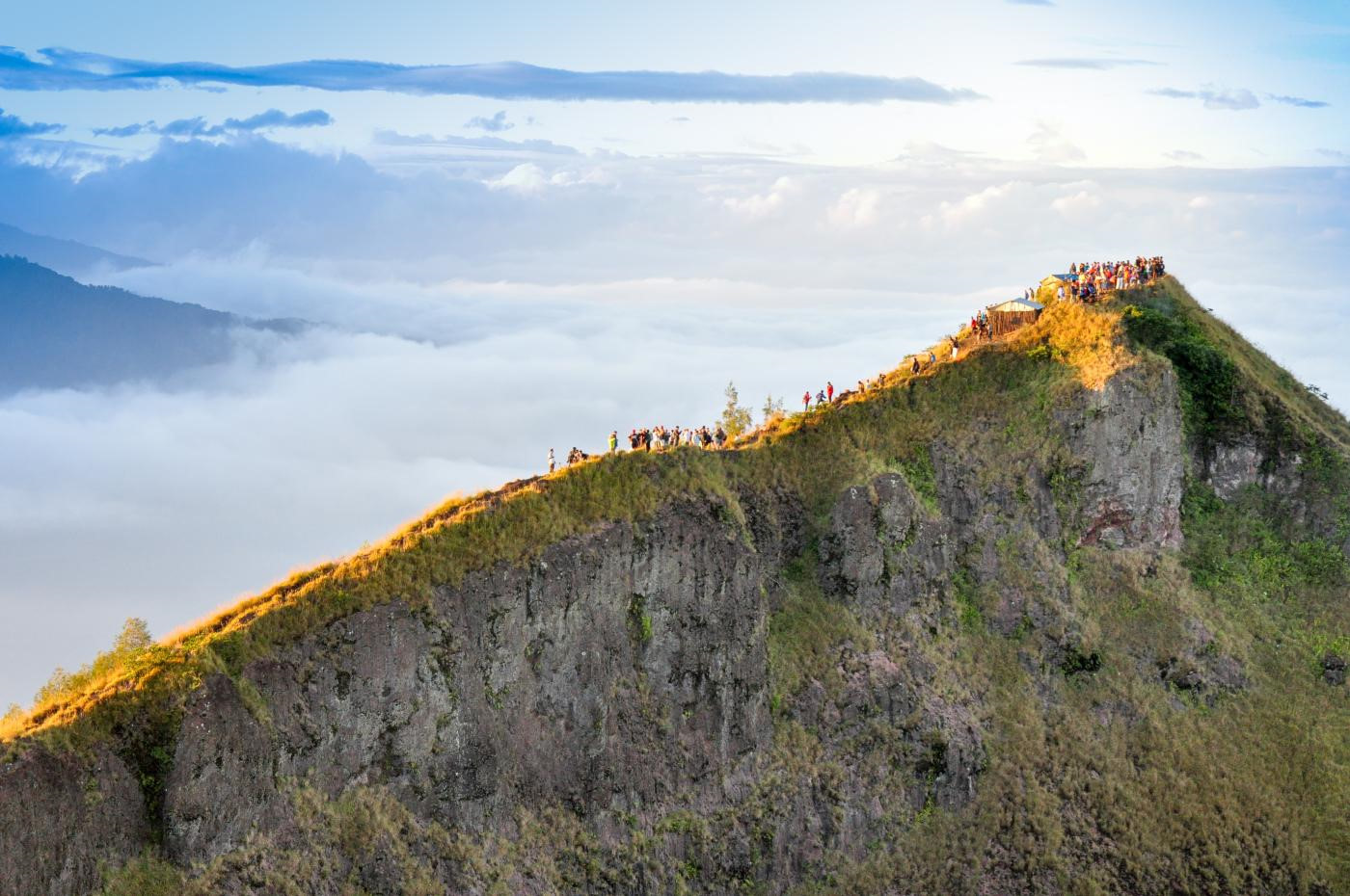 Những ngọn núi lửa đang hoạt động thu hút khách du lịch ở Indonesia