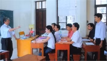 PGS, TS Lê Quốc Hán trên bục giảng.