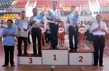Bí thư Tỉnh ủy Nguyễn Thanh Bình (phải) và Trưởng Ban Tuyên giáo T.U Thiều Đình Duy (trái) trao gải cho các đoàn.