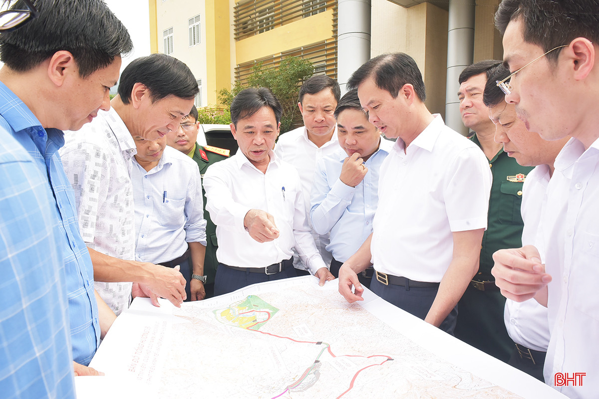 Phó Bí thư Thường trực Tỉnh ủy Trần Thế Dũng và đoàn công tác đến kiểm tra tại khu vực Cổng B... Ảnh Dương Chiến