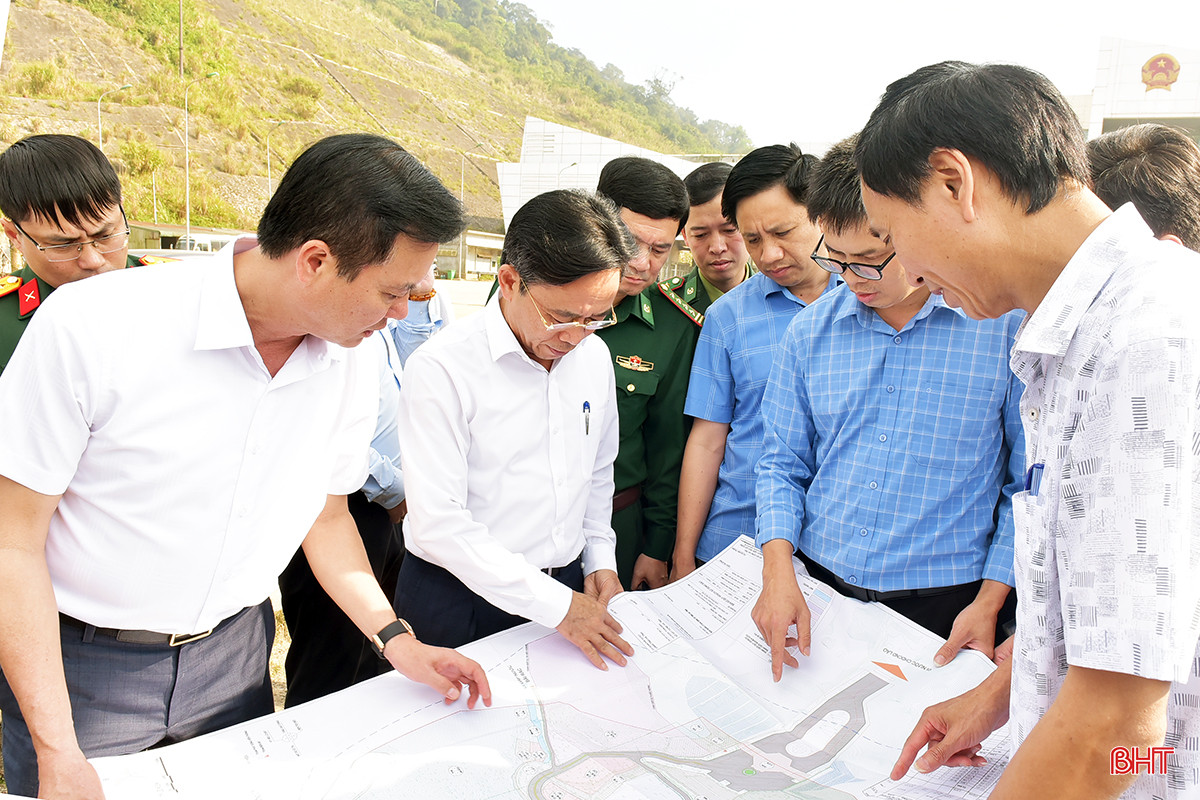 Đoàn khảo sát Quy hoạch (điều chỉnh) xây dựng khu vực Cửa khẩu quốc tế Cầu Treo. Ảnh Dương Chiến