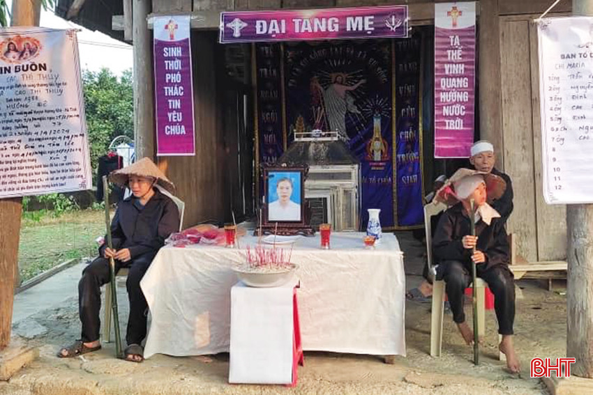 Đến đám tang chị Thủy, ai cũng quặn lòng vì hình ảnh 3 đứa trẻ xiêu vẹo bên linh cữu mẹ.