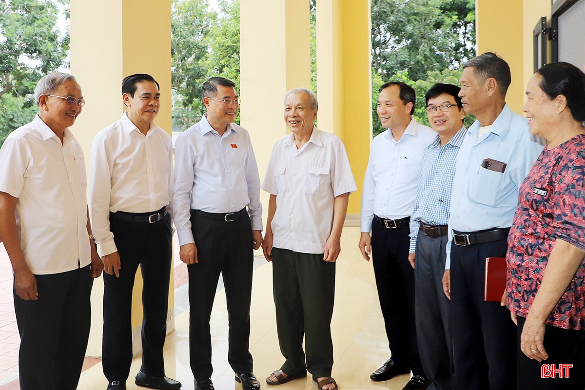 Các đại biểu trao đổi với cử tri bên lề hội nghị.