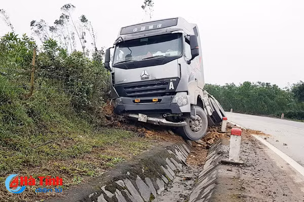 chay toc do cao roi vao cua gap xe dau keo dam dau xuong muong