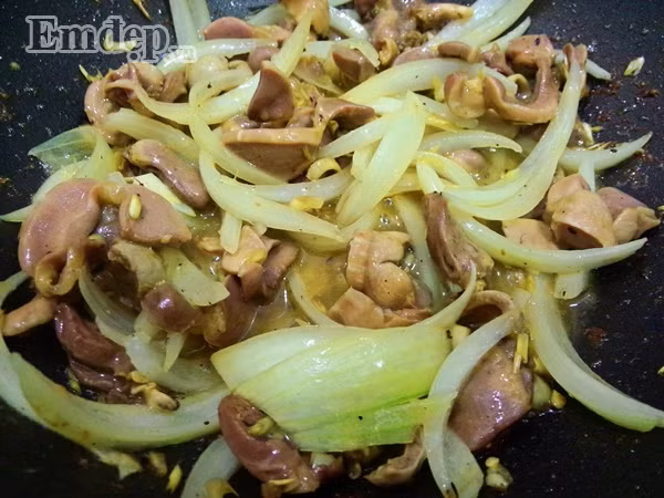 troi mua lanh trua nay me che bien mon long ga xao sa ot cay ngon mieng
