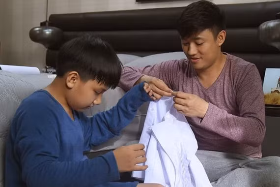 Người xem từng bước được dõi theo quá trình hai cha con Tùng Nhân và cu Bin đến với nhau trong Ở đây có nắng. day co nang cau chuyen tinh cha giua chon showbiz thi phi