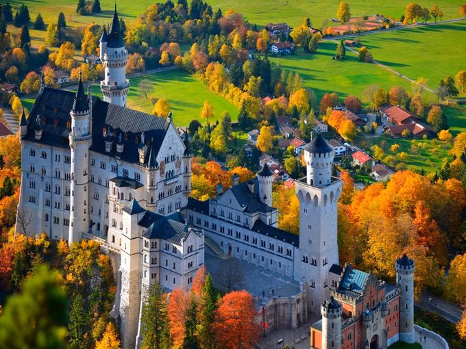 Bi kịch trong tòa lâu đài tráng lệ bậc nhất dưới dãy Alps ảnh 1 bi kich trong toa lau dai trang le bac nhat duoi day alps
