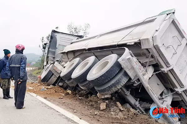 chay toc do cao roi vao cua gap xe dau keo dam dau xuong muong