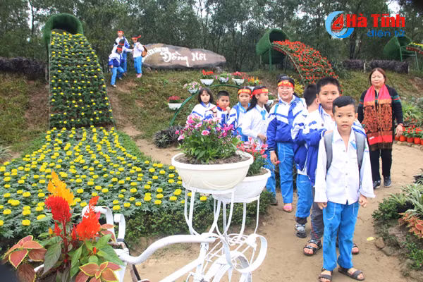 photo hang ngan hoc sinh tp vinh thoa thich voi dong noi