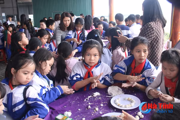 photo hang ngan hoc sinh tp vinh thoa thich voi dong noi