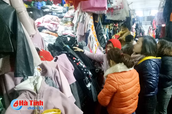 ha tinh lanh nhat tu dau dong chi em chen chan mua do chong ret