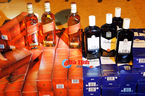 bat xe khach cho 179 chai ruou ballantines johnnie walker bat hop phap