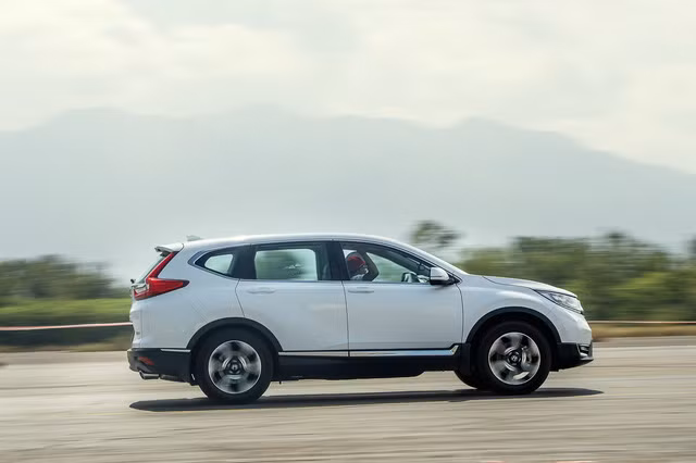 honda cr v 2018 co gia lan banh vuot moc 1 4 ty dong tai viet nam