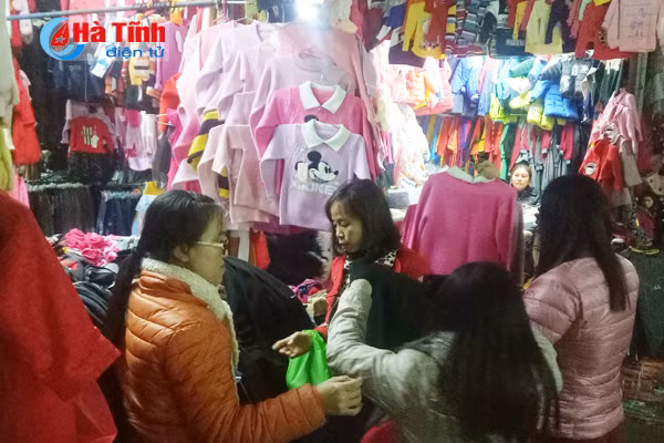 ha tinh lanh nhat tu dau dong chi em chen chan mua do chong ret