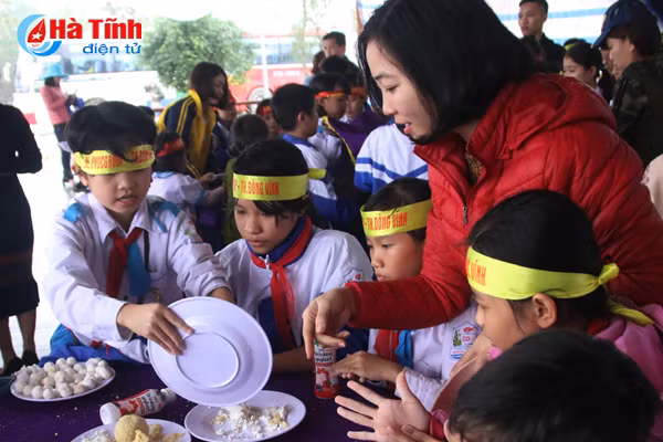 photo hang ngan hoc sinh tp vinh thoa thich voi dong noi