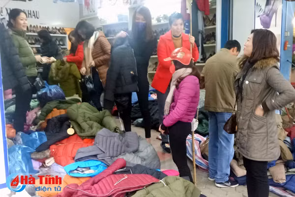 ha tinh lanh nhat tu dau dong chi em chen chan mua do chong ret