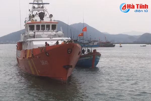 kip thoi giai cuu tau ca cung 10 thuyen vien gap nan tren bien ha tinh