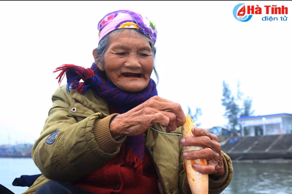 video cu ba 75 tuoi van cheo thuyen quang cau thach thuc song bien