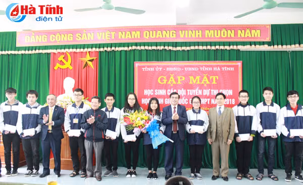 lanh dao ha tinh chuc mung cac doi tuyen du ky thi hoc sinh gioi quoc gia