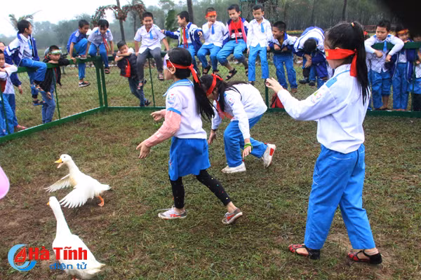 photo hang ngan hoc sinh tp vinh thoa thich voi dong noi