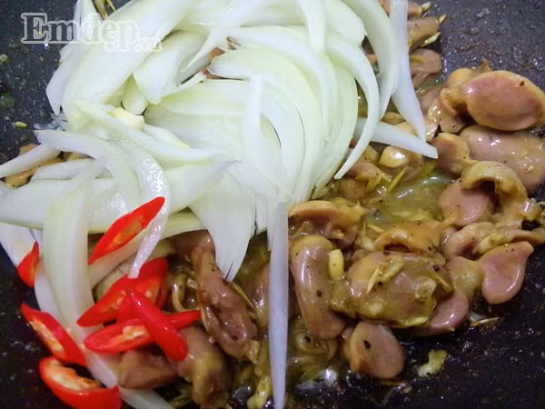 troi mua lanh trua nay me che bien mon long ga xao sa ot cay ngon mieng