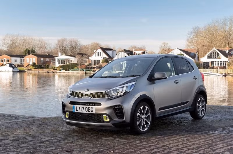 kia hatchback duoi 400 trieu toyota yaris gia hon 300 trieu