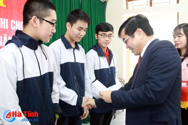lanh dao ha tinh chuc mung cac doi tuyen du ky thi hoc sinh gioi quoc gia