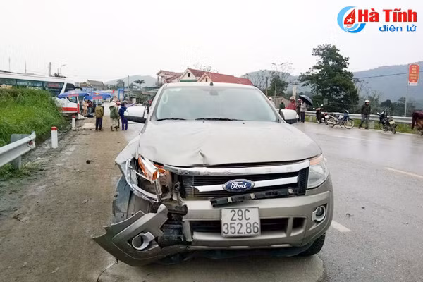 va cham xe ban tai 2 ba chau di xe may thuong vong