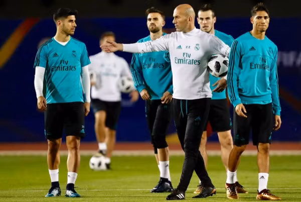 real dai loan hoc tro bat binh voi hlv zidane