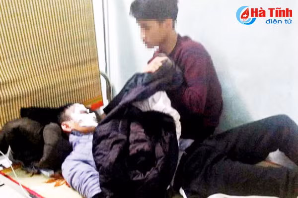 lieu linh dot xang thu nam sinh bi bong mat