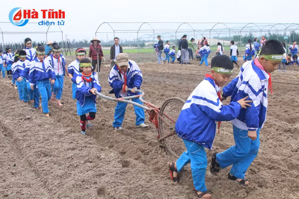 photo hang ngan hoc sinh tp vinh thoa thich voi dong noi