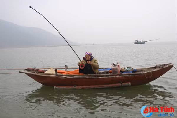 video cu ba 75 tuoi van cheo thuyen quang cau thach thuc song bien