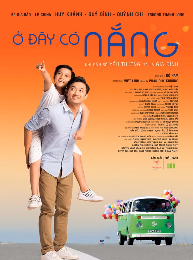 Ở đây có nắng là tác phẩm điện ảnh mới nhất của tài tử Quý Bình. Trong phim, anh sắm vai một người cha đơn thân bất đắc dĩ. day co nang cau chuyen tinh cha giua chon showbiz thi phi