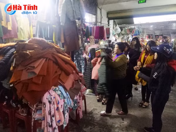 ha tinh lanh nhat tu dau dong chi em chen chan mua do chong ret