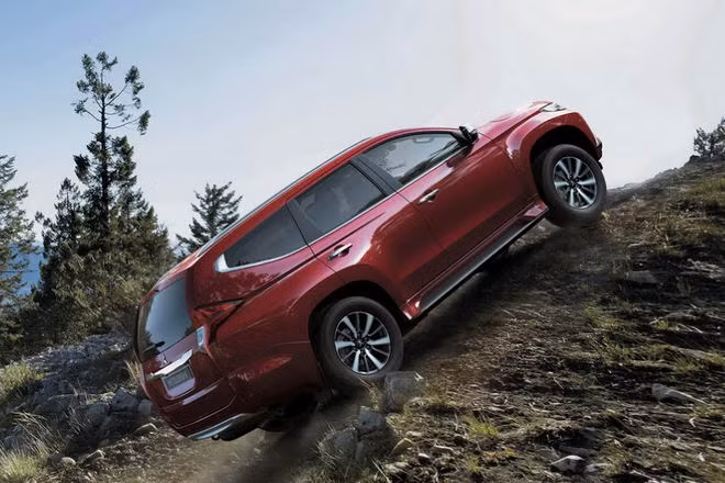 mitsubishi pajero sport 2018 co gia tu 1 1 ty dong