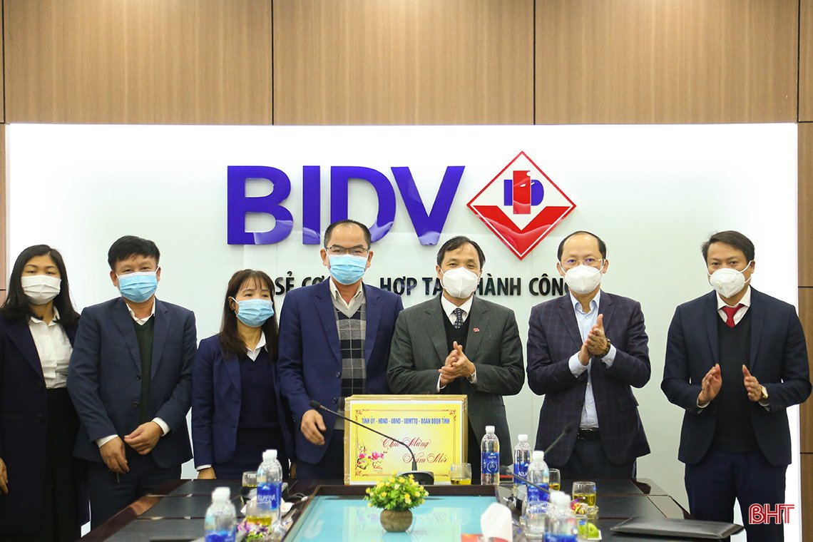 Bí thư Tỉnh ủy Hà Tĩnh động viên các ngân hàng ngày làm việc đầu năm mới