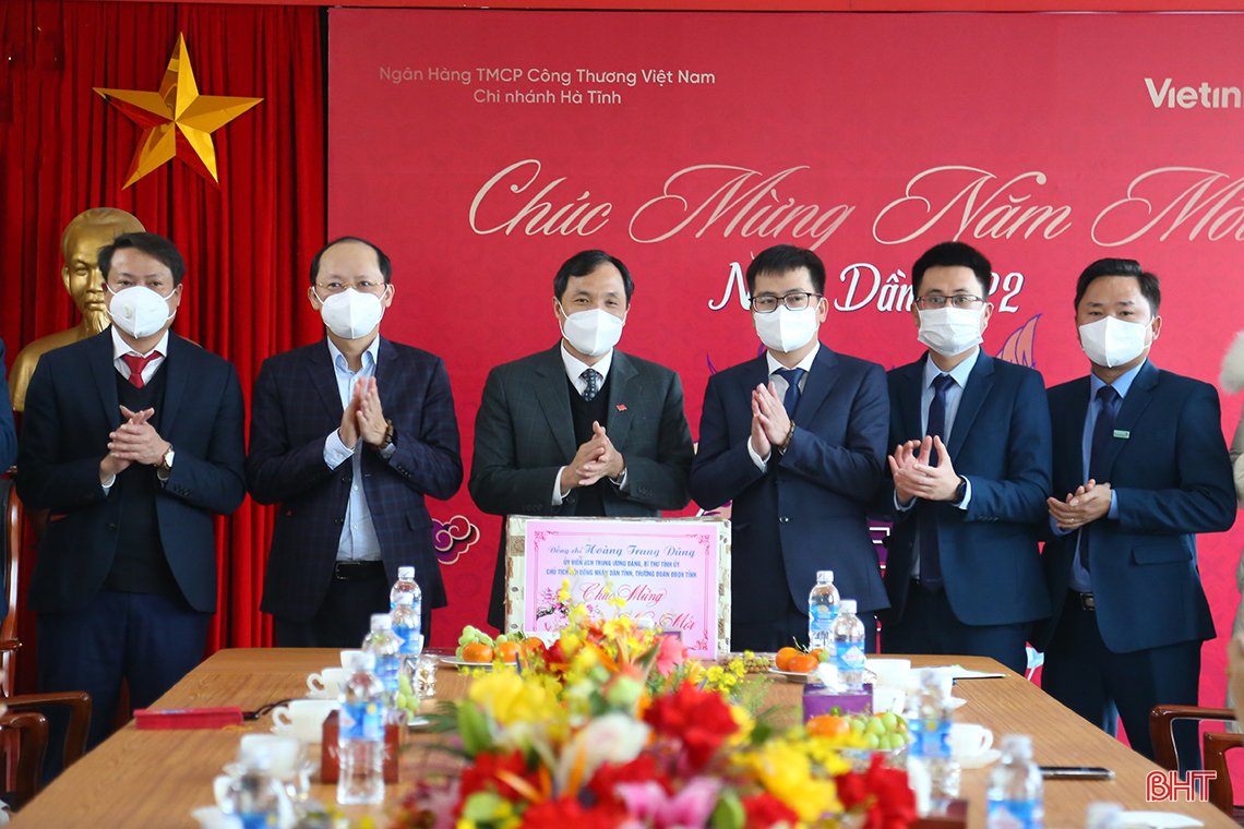 Bí thư Tỉnh ủy Hà Tĩnh động viên các ngân hàng ngày làm việc đầu năm mới