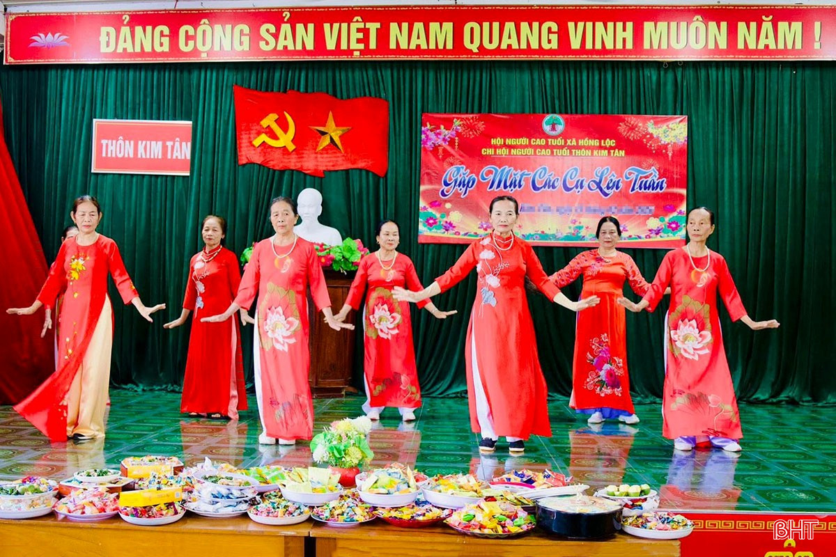 Tại xã Hồng Lộc, trong sáng mùng 4 Tết, nhiều thôn cũng đồng loạt tổ chức lễ chúc thọ, mừng thọ cho các cụ cao niên.