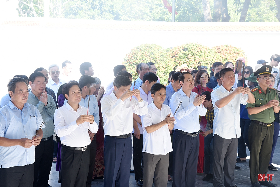 Đoàn công tác 2 tỉnh Ninh Bình, Quảng Ngãi tri ân các anh hùng liệt sỹ tại Ngã ba Đồng Lộc