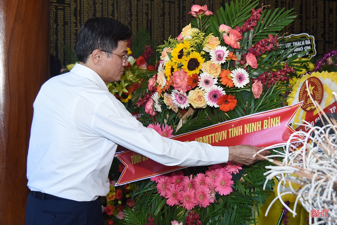 Đoàn công tác 2 tỉnh Ninh Bình, Quảng Ngãi tri ân các anh hùng liệt sỹ tại Ngã ba Đồng Lộc